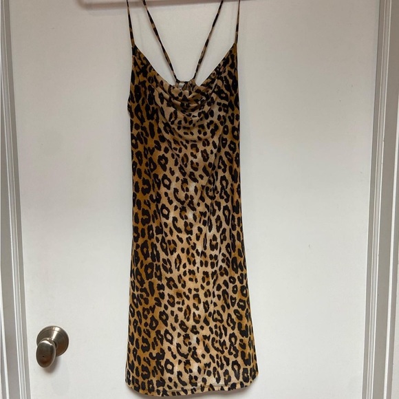 SUPER FLATTERING cowl neck dress - Picture 1 of 1